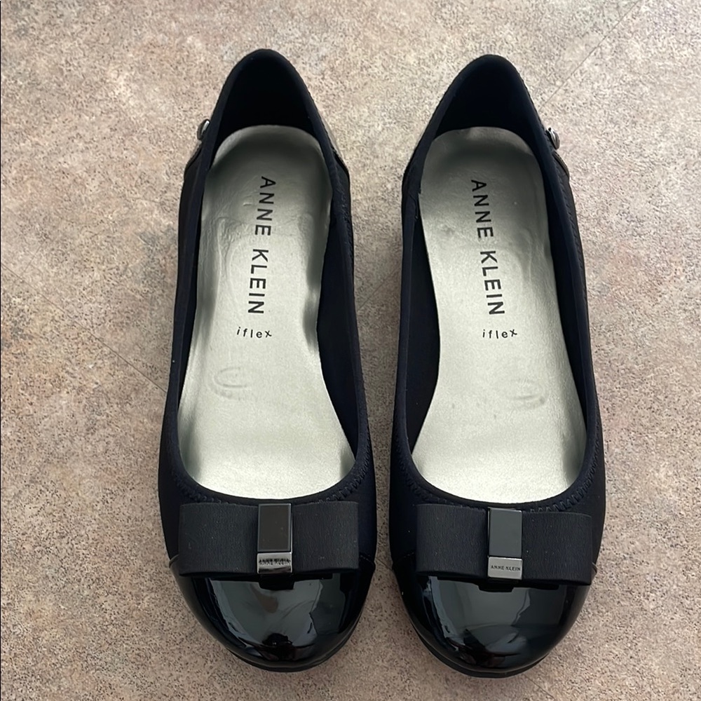 Anne Klein Women’s Alive Ballet Black Flats with Bow Detail Size 7M